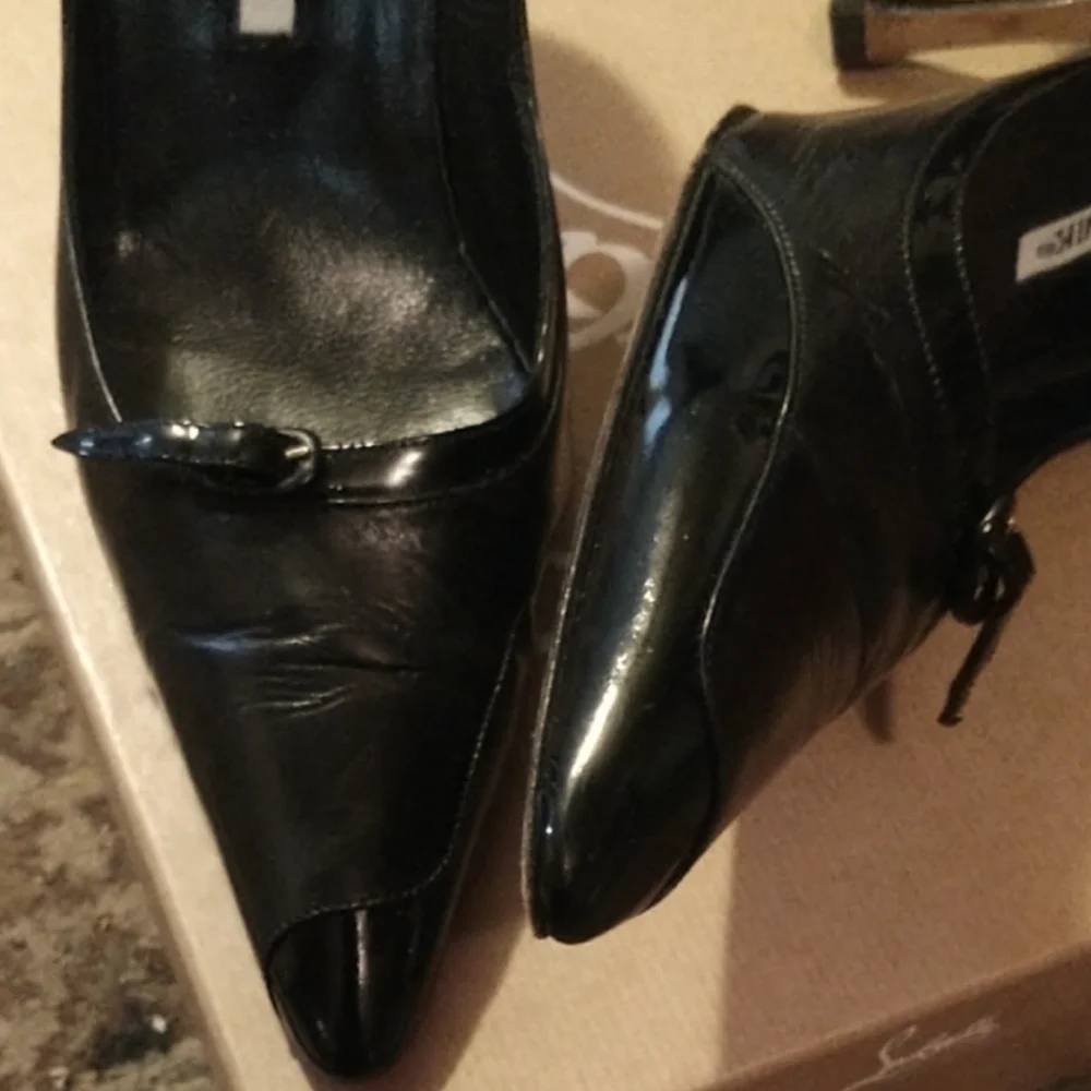 Manolo Blahnik Patent + Kid Leather High Heels Leg Elongating Pointed Toe Boxes